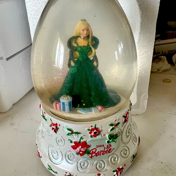 Happy holidays barbie 2004 musical water globe , vintage barbie - Picture 2 of 13